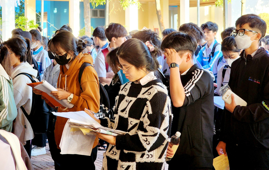 Học sinh trước giờ vào phòng dự kỳ thi Olympic 10/3. (Ảnh: TT) Học sinh trước giờ vào phòng dự kỳ thi Olympic 10/3. (Ảnh: TT)