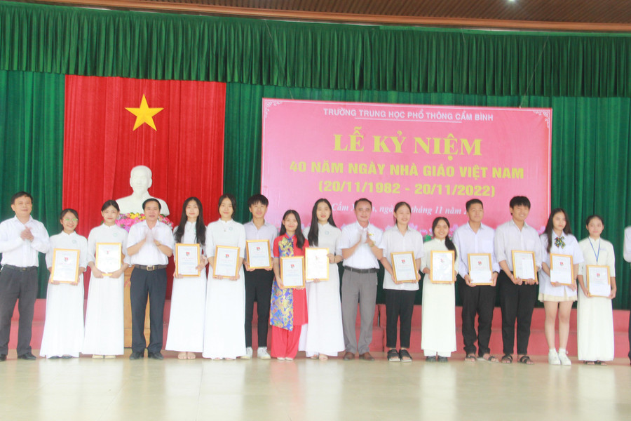 BGH nhà trường tặng thưởng các học sinh tham gia Cuộc thi Sáng tạo video Tri ân thầy cô do VP báo Giáo dục và Thời đại khu vực Bắc Trung bộ tổ chức. BGH nhà trường tặng thưởng các học sinh tham gia Cuộc thi Sáng tạo video Tri ân thầy cô do VP báo Giáo dục và Thời đại khu vực Bắc Trung bộ tổ chức.