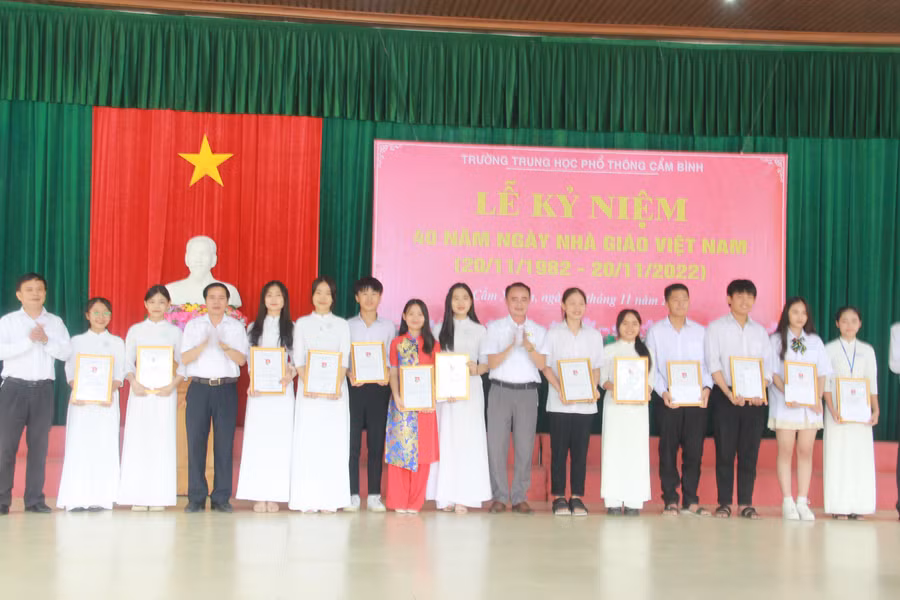 BGH nhà trường tặng thưởng các học sinh tham gia Cuộc thi Sáng tạo video Tri ân thầy cô do VP báo Giáo dục và Thời đại khu vực Bắc Trung bộ tổ chức.