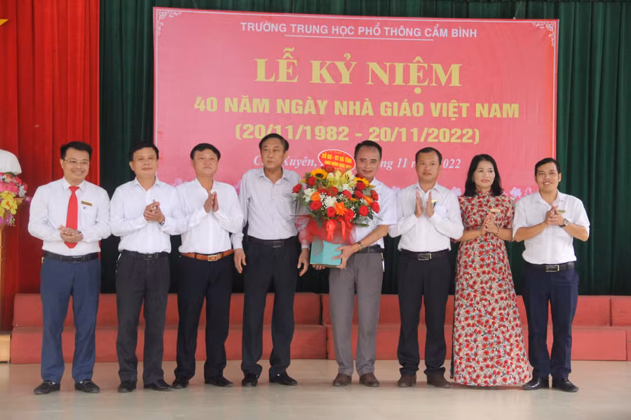 Đại diện Sở GD&ĐT tặng hoa chúc mừng trường THPT Cẩm Bình nhân Kỷ niệm 40 năm Ngày Nhà giáo Việt Nam.