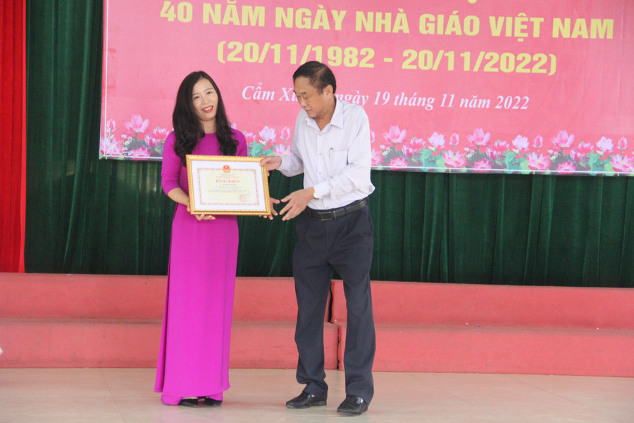 Cô giáo Đặng Thị Diện nhận bằng khen Bộ GD&ĐT. Cô giáo Đặng Thị Diện nhận bằng khen Bộ GD&ĐT.