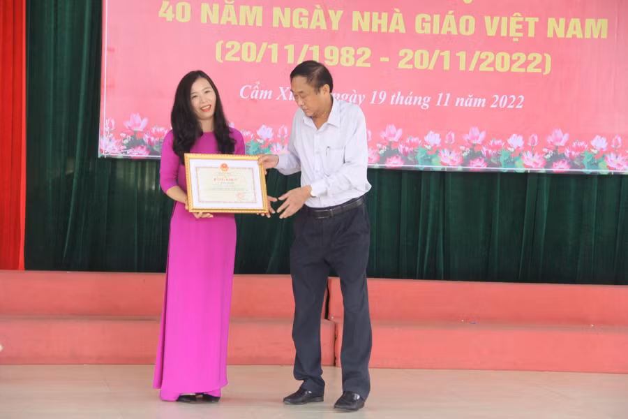 Cô giáo Đặng Thị Diện nhận bằng khen Bộ GD&amp;ĐT.