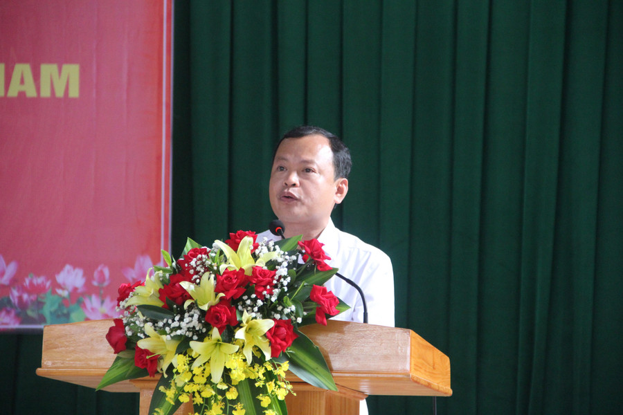 Thầy giáo Nguyễn Kỳ Quyết - Phó Hiệu trưởng trường THPT Cẩm Bình đọc diễn văn tại lễ Kỷ niệm. Thầy giáo Nguyễn Kỳ Quyết - Phó Hiệu trưởng trường THPT Cẩm Bình đọc diễn văn tại lễ Kỷ niệm.