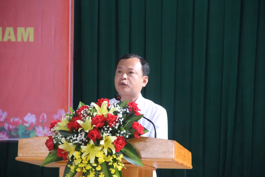 Thầy giáo Nguyễn Kỳ Quyết - Phó Hiệu trưởng trường THPT Cẩm Bình đọc diễn văn tại lễ Kỷ niệm.