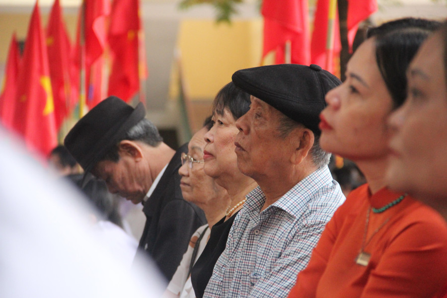 Các đại biểu tham dự lễ kỷ niệm 40 năm ngày Nhà giáo Việt Nam tại trường THPT Cẩm Bình. Các đại biểu tham dự lễ kỷ niệm 40 năm ngày Nhà giáo Việt Nam tại trường THPT Cẩm Bình.