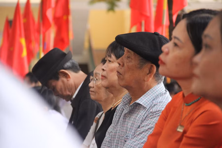 Các đại biểu tham dự lễ kỷ niệm 40 năm ngày Nhà giáo Việt Nam tại trường THPT Cẩm Bình.