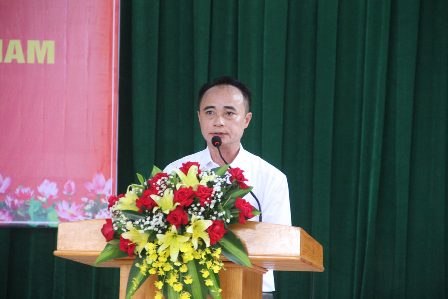 Thầy giáo Nguyễn Văn Quang - Hiệu trưởng trường THPT Cẩm Bình (Cẩm Xuyên, Hà Tĩnh). Thầy giáo Nguyễn Văn Quang - Hiệu trưởng trường THPT Cẩm Bình (Cẩm Xuyên, Hà Tĩnh).