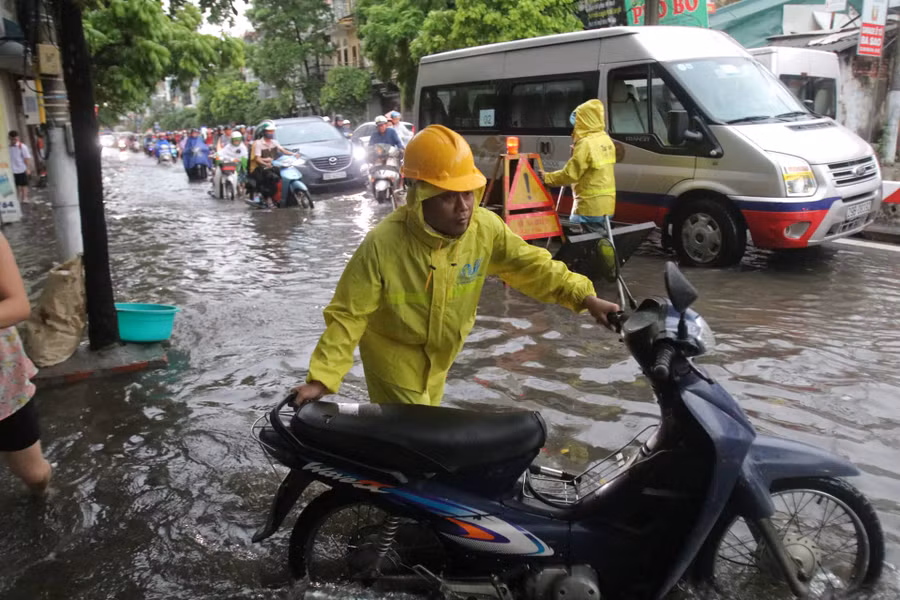 Công nhân thoát nước đã có mặt tại những điểm ngập sâu.