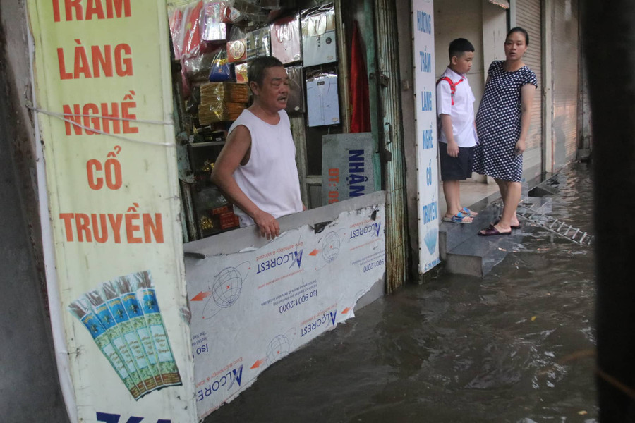Nhiều hộ dân tại đây đã chuẩn bị trước những tấm chắn ngăn nước tràn vào nhà.