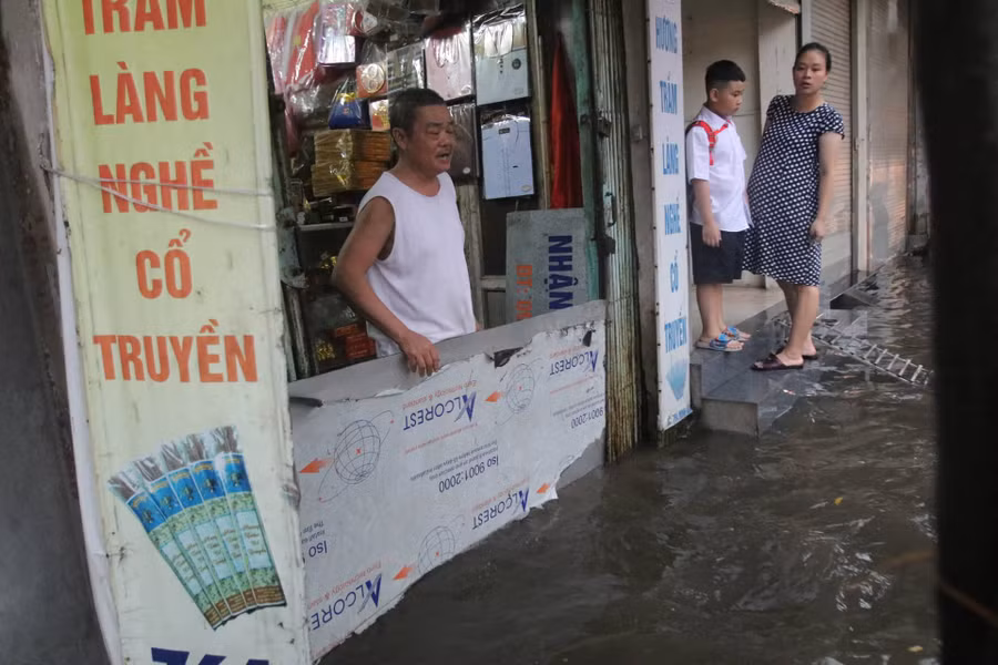 Nhiều hộ dân tại đây đã chuẩn bị trước những tấm chắn ngăn nước tràn vào nhà.