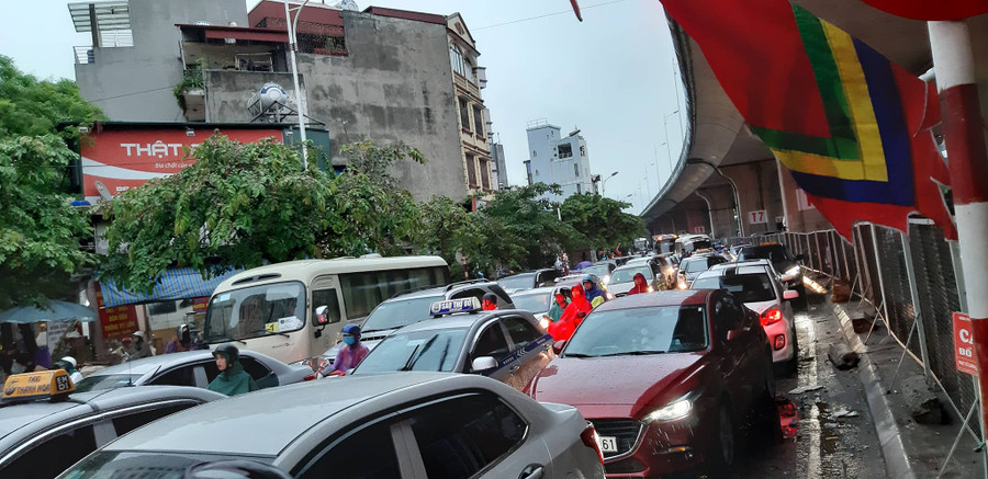 Đường Minh Khai, chân cầu Vĩnh Tuy hàng dài xe ùn tắc trong mưa.