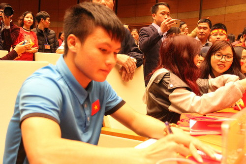 Quang Hải luôn nhận được lời khen từ người hâm mộ, nhất là đối với các bạn nữ bởi sự trẻ trung, thư sinh của mình