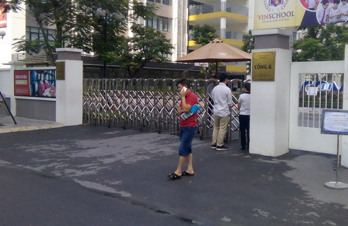 Người nhà mang atlat và máy tính đến cho thí sinh nhưng vì đã đến giờ thí sinh làm bài thi nên không gửi được vào