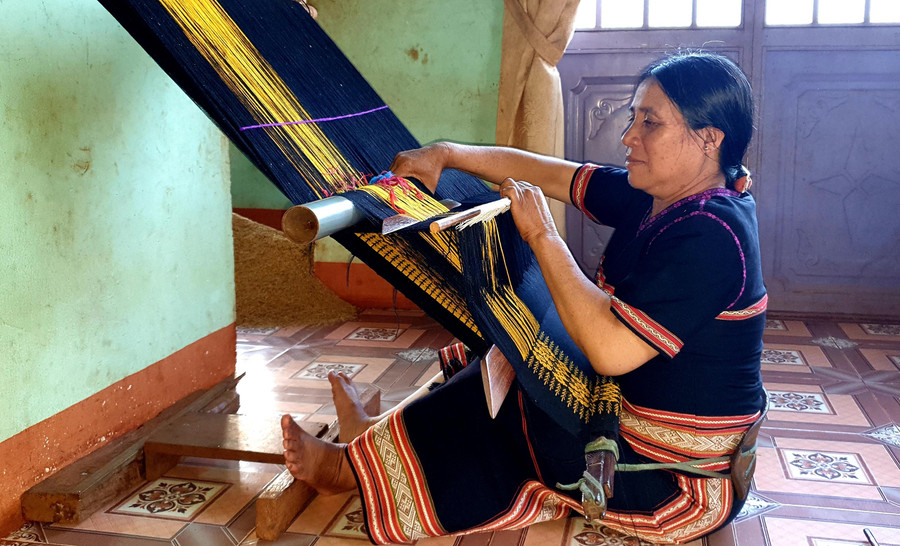 Người dân gìn giữ, phát triển nghề dệt thổ cẩm để cải thiện cuộc sống, xoá đói giảm nghèo.