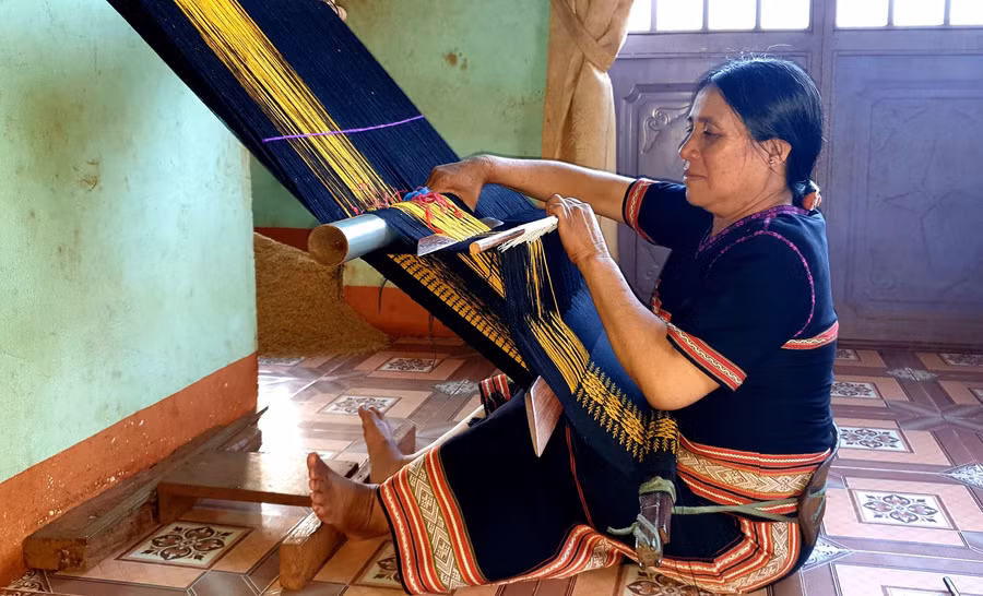 Người dân gìn giữ, phát triển nghề dệt thổ cẩm để cải thiện cuộc sống, xoá đói giảm nghèo.