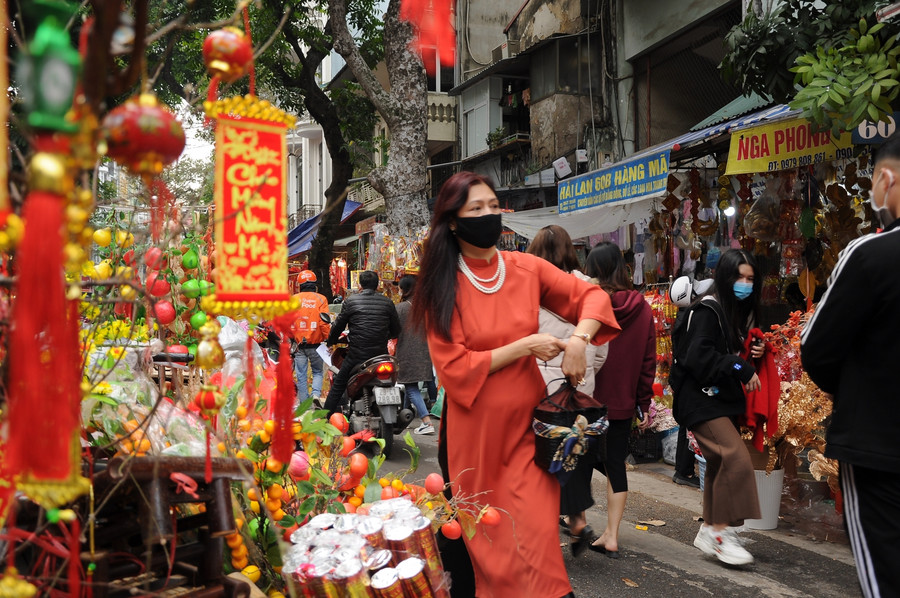 Những tà áo dài điểm sắc xuân trong dòng người nô nức.