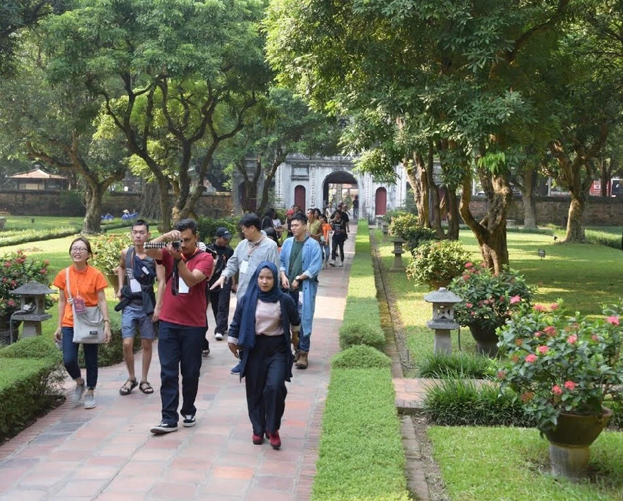 Các đại biểu thăm Văn Miếu - Trường Đại học đầu tiên của Việt Nam.