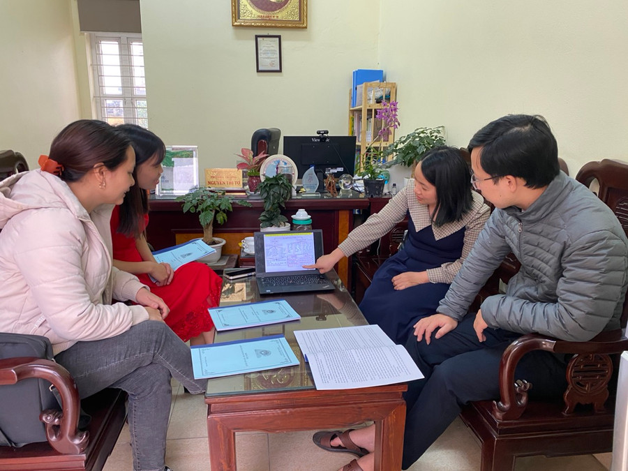 Các thầy cô giáo dạy môn Lịch sử trao đổi chuyên môn ôn tập thi tốt nghiệp THPT.