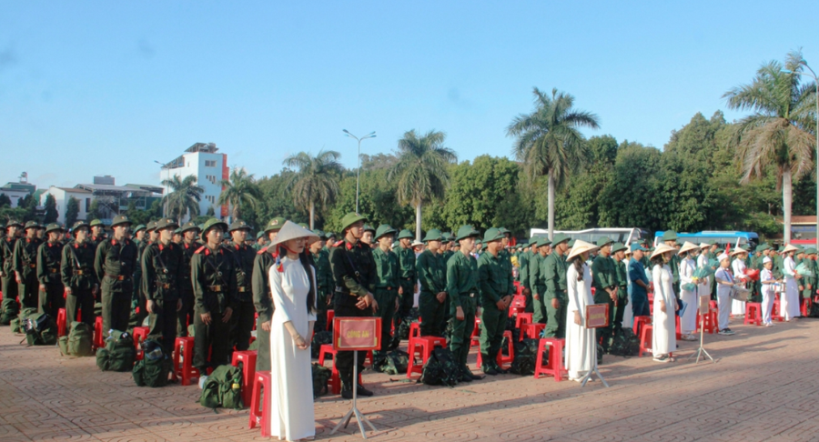 Thanh niên huyện Cư M'Gar hăng hái lên đường nhập ngũ năm 2024. (Ảnh: BĐL) Thanh niên huyện Cư M'Gar hăng hái lên đường nhập ngũ năm 2024. (Ảnh: BĐL)