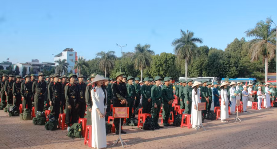 Thanh niên huyện Cư M'Gar hăng hái lên đường nhập ngũ năm 2024. (Ảnh: BĐL)