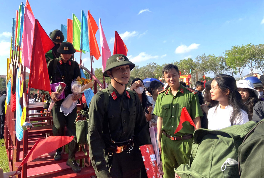 Các thanh niên Đắk Nông hăng hái lên đường nhập năm 2024. (Ảnh: TT)