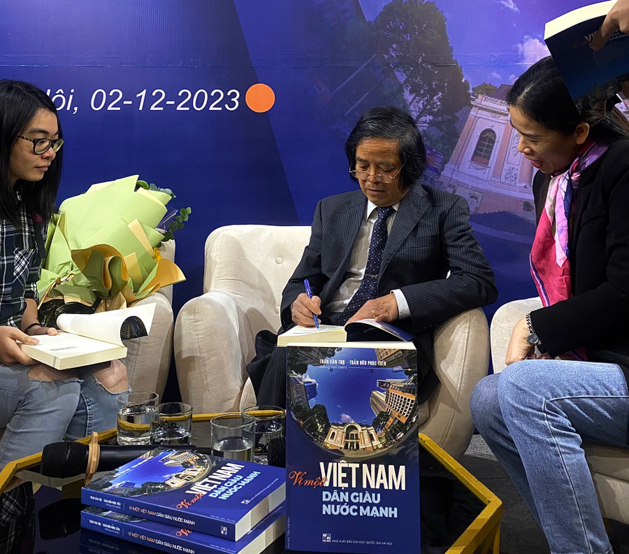 Các tác giả ký tặng sách tại buổi tọa đàm.