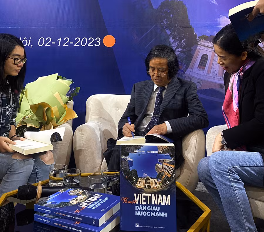 Các tác giả ký tặng sách tại buổi tọa đàm.
