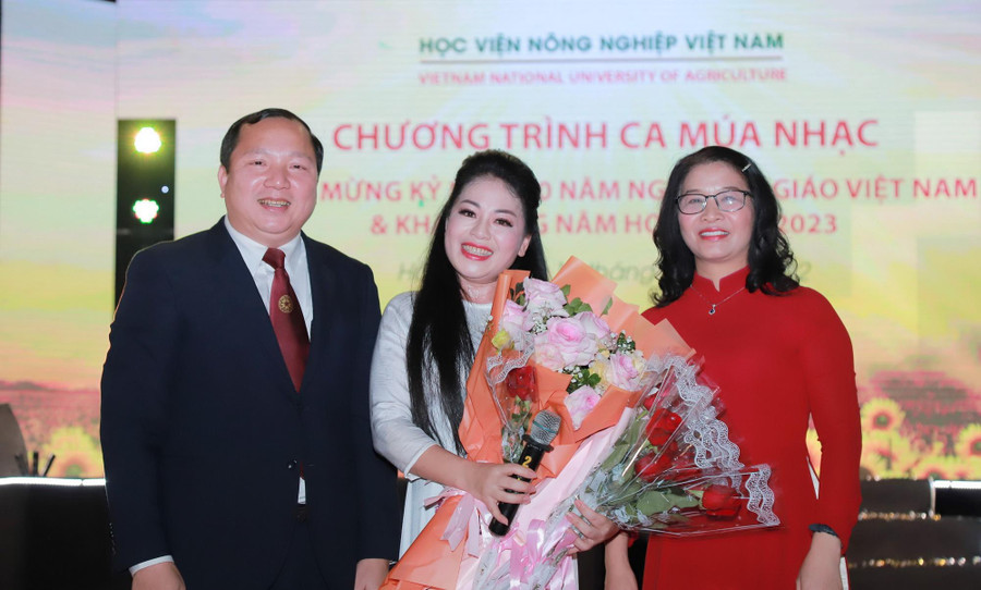 Ban Giám đốc Học viện Nông nghiệp Việt Nam chụp ảnh lưu niệm với ca sĩ Anh Thơ. Ban Giám đốc Học viện Nông nghiệp Việt Nam chụp ảnh lưu niệm với ca sĩ Anh Thơ.