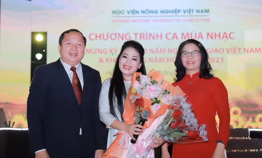 Ban Giám đốc Học viện Nông nghiệp Việt Nam chụp ảnh lưu niệm với ca sĩ Anh Thơ.