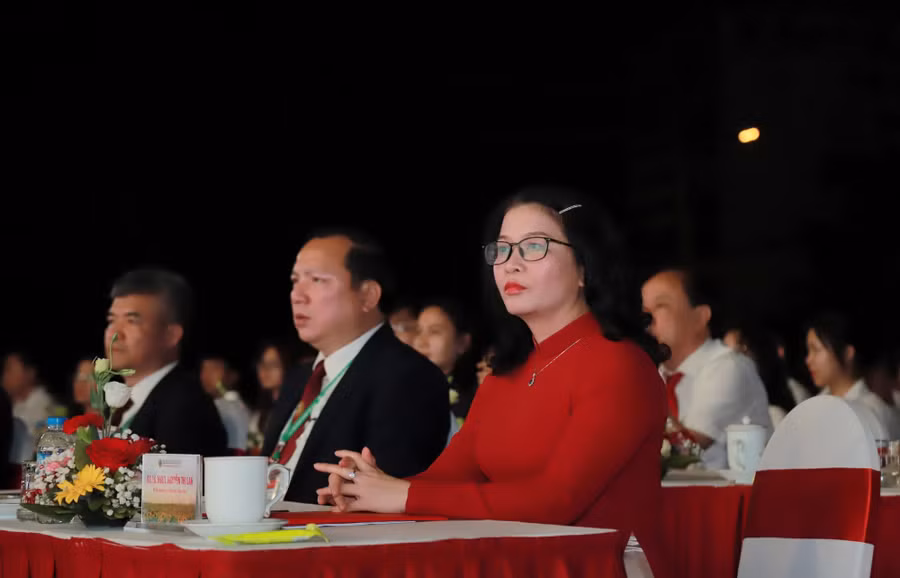 GS.TS Nguyễn Thị Lan - Giám đốc Học viện Nông nghiệp Việt Nam và các đại biểu tham dự Lễ khai giảng năm học 2022 - 2023.