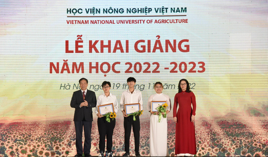 Đại diện lãnh đạo Học viện Nông nghiệp Việt Nam trao học bổng du học nước ngoài cho 3 sinh viên xuất sắc. Đại diện lãnh đạo Học viện Nông nghiệp Việt Nam trao học bổng du học nước ngoài cho 3 sinh viên xuất sắc.