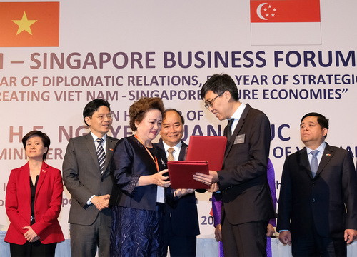 Thủ tướng chứng kiến lễ trao văn kiện hợp tác giữa DN 2 nước. Ảnh: VGP