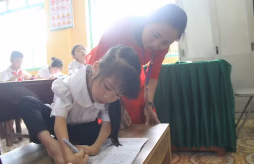 Hành trình đến lớp của Hoa luôn có sự đồng hành của các thầy, cô giáo và các bạn trong lớp