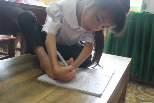 EM Trần Thị Hoa phải viết bằng chân và tay kết hợp EM Trần Thị Hoa phải viết bằng chân và tay kết hợp