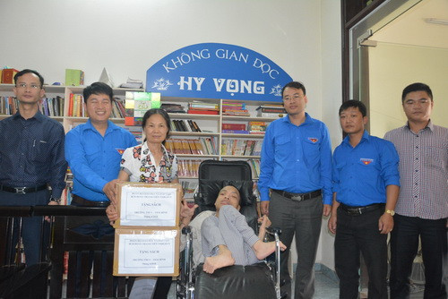 Đoàn Thanh niên Bộ GD&ĐT đã tới thăm và tặng sách cho Không gian đọc Hy Vọng của anh Đỗ Hà Cừ