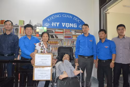 Đoàn Thanh niên Bộ GD&ĐT đã tới thăm và tặng sách cho Không gian đọc Hy Vọng của anh Đỗ Hà Cừ