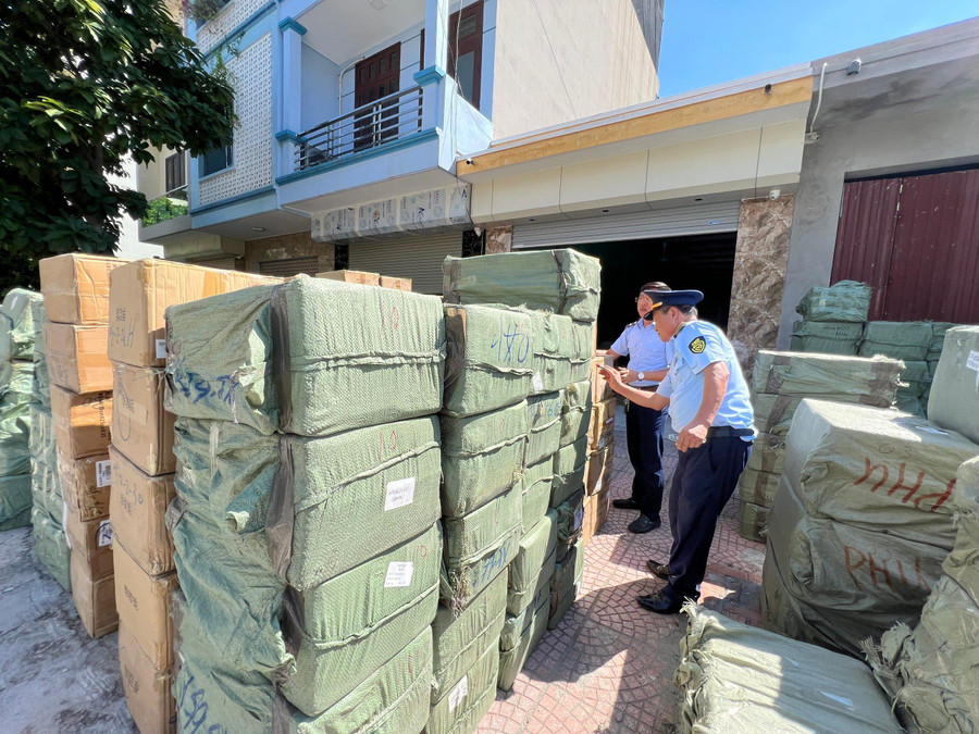 Ngôi nhà không số, không biển hiệu, luôn trong tình trạng đóng cửa 24/7. Phải rất khó khăn, lực lượng chức năng mới có thể tiến hành kiểm tra hoạt động kinh doanh ở địa điểm này. Ngôi nhà không số, không biển hiệu, luôn trong tình trạng đóng cửa 24/7. Phải rất khó khăn, lực lượng chức năng mới có thể tiến hành kiểm tra hoạt động kinh doanh ở địa điểm này.