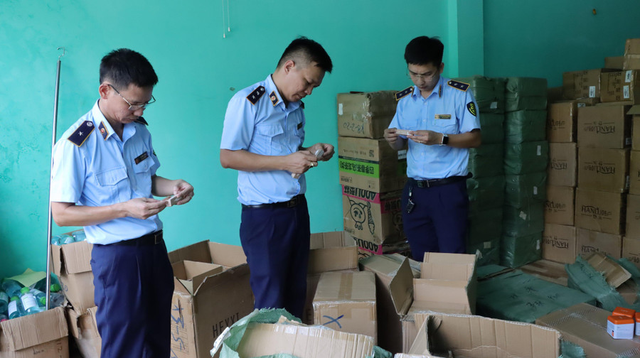 Trong diện tích khoảng 50m2, chủ cơ sở dùng để chứa trữ hàng hóa chủ yếu là các loại mỹ phẩm như: nước tẩy trang, kem nền, son môi, tẩy da chết, kem dưỡng da, sữa rửa mặt, ủ tóc… với các thương hiệu đang được ưa chuộng và tin tưởng trên thị trường hiện nay như Innisfree, bioderma, kem dưỡng trắng V7... Trong diện tích khoảng 50m2, chủ cơ sở dùng để chứa trữ hàng hóa chủ yếu là các loại mỹ phẩm như: nước tẩy trang, kem nền, son môi, tẩy da chết, kem dưỡng da, sữa rửa mặt, ủ tóc… với các thương hiệu đang được ưa chuộng và tin tưởng trên thị trường hiện nay như Innisfree, bioderma, kem dưỡng trắng V7...