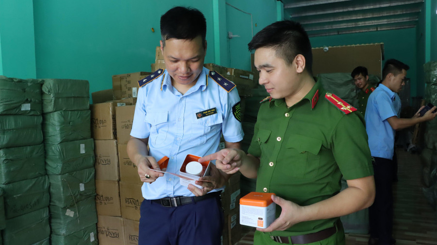 Đặc biệt, một lượng lớn sản phẩm là nước hoa các nhãn hiệu như Chanel, Gucci, Dior, Versace, Victoria secrect, Lancome… vừa được chủ cơ sở vận chuyển về đến kho thì bị lực lượng chức năng 'ập' vào kiểm tra. Đặc biệt, một lượng lớn sản phẩm là nước hoa các nhãn hiệu như Chanel, Gucci, Dior, Versace, Victoria secrect, Lancome… vừa được chủ cơ sở vận chuyển về đến kho thì bị lực lượng chức năng 'ập' vào kiểm tra.