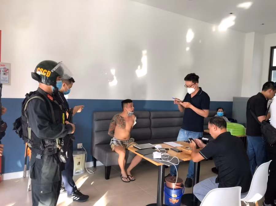 Cơ quan công an tiến hành bắt giữ các đối tượng trong đường dây đánh bạc 14.000 tỷ đồng.