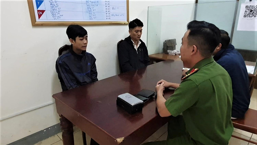 Các đối tượng cướp giật tại cơ quan Công an (ảnh: SĐ).