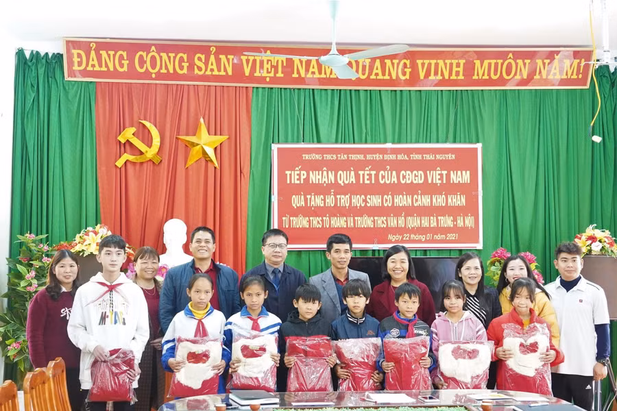 Thăm và tặng quà động viên các thầy, cô giáo và các em học sinh huyện Định Hóa - Thái Nguyên