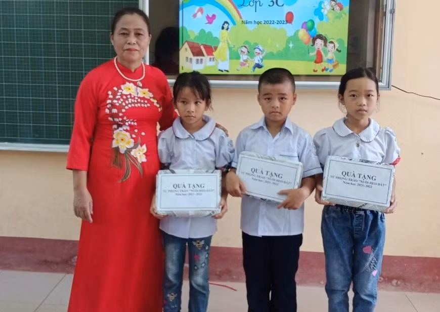 Tác giả Trần Thị Bạch Yến chụp hình cùng các học trò của mình.