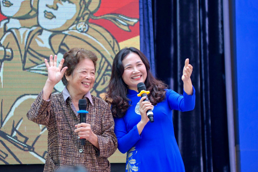 Thời gian đi làm trái ngành mang đến cho cô Hà nhiều kinh nghiệm quý báu hỗ trợ trong công tác giảng dạy sau này. Thời gian đi làm trái ngành mang đến cho cô Hà nhiều kinh nghiệm quý báu hỗ trợ trong công tác giảng dạy sau này.