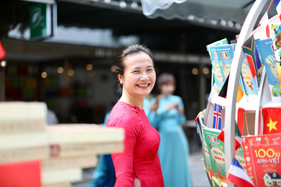 Cô Nguyễn Thị Thu Hà chia sẻ con đường đến với nghề dạy học của cô trải qua nhiều thăng trầm. Cô Nguyễn Thị Thu Hà chia sẻ con đường đến với nghề dạy học của cô trải qua nhiều thăng trầm.