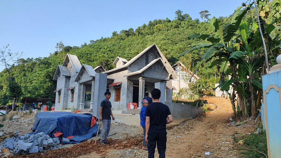 Phát triển đúng hướng, đời sống của người dân ở Sinh Tàn đã có những đổi thay chóng mặt.