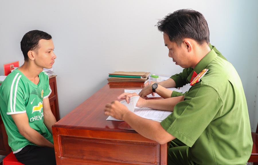  Phan Minh Tín làm việc với cơ quan công an.