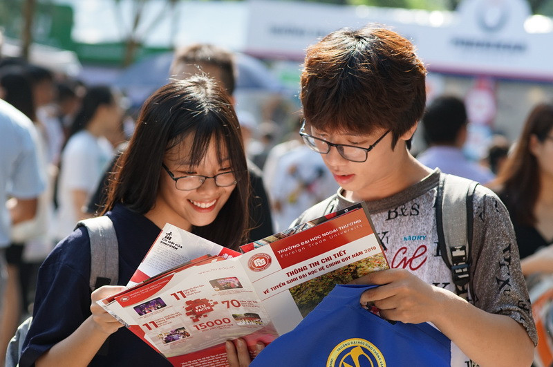 Thí sinh tham gia ngày hội tư vấn xét tuyển đại học, cao đẳng