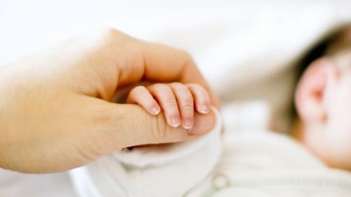Người mẹ giấu tên được máy móc giúp sức duy trì sự sống để thai nhi tiếp tục phát triển. Ảnh: Foxnews