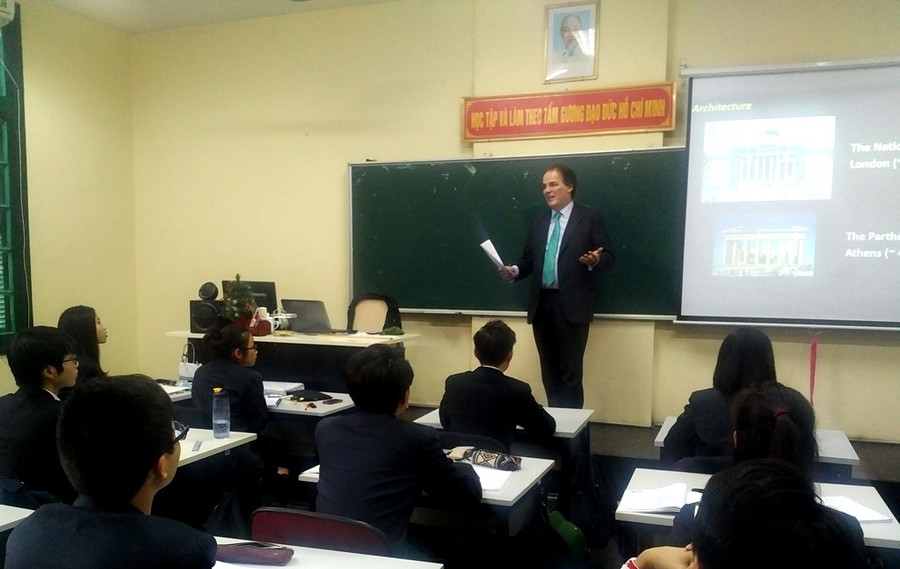 Ông Mark Field nói chuyện cùng các bạn học sinh Ông Mark Field nói chuyện cùng các bạn học sinh